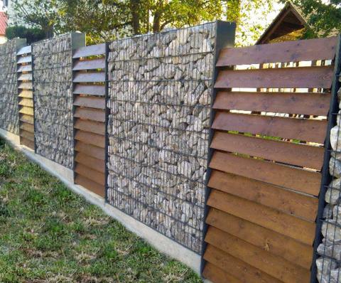 wooden fence with gabion system praktik